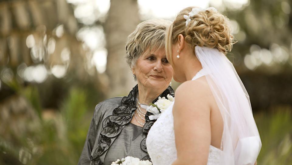 What are the duties of a mother of the bride? - Nicola Ross Naas